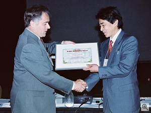 Tetsuo Yamada (right) of Fuji Photo Film, Ltd. accepts the Walter Kosonocky Award from Dr. Albert Theuwissen of Philips Semiconductors. Courtesy of Fujifilm. Click for a bigger picture!