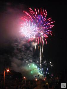 July 4th 2001 fireworks at Chilhowee Park, Knoxville TN. Copyright (c) 2001, Michael R. Tomkins, all rights reserved. Click for a bigger picture!