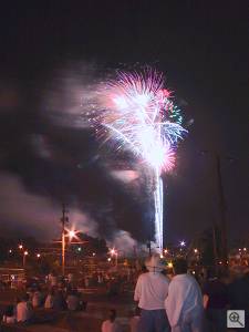 July 4th 2001 fireworks at Chilhowee Park, Knoxville TN. Copyright (c) 2001, Michael R. Tomkins, all rights reserved. Click for a bigger picture!