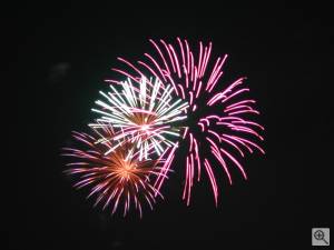 July 4th 2001 fireworks at Rochester Hills, Michigan. Copyright (c) 2001, Dave Froning, used by permission. Click for a bigger picture!