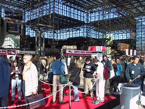 The queue to get into the show at lunchtime of the first day. Copyright (c) 2000, Michael R. Tomkins, all rights reserved. Click for a bigger picture!