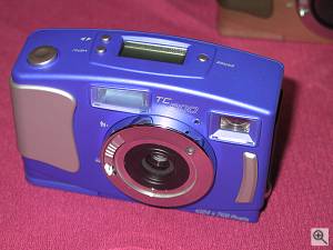 Chicony's TC800 digital camera in closeup. Copyright (c) 2000, Michael R. Tomkins, all rights reserved. Click for a bigger picture!