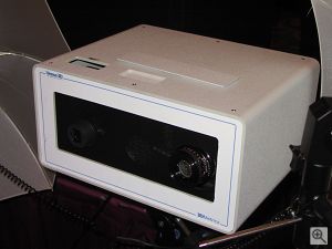 The hardware from Arius 3D used in Raindrop Geomagic's 3D imaging solution. Copyright (c) 2000, Michael R. Tomkins, all rights reserved. Click for a bigger picture!