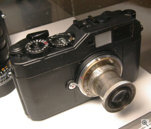 Epson and Cosina's unnamed rangefinder digital camera. Copyright © 2004, The Imaging Resource. All rights reserved.