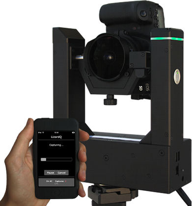 The LizardQ panorama device with Canon EOS 5D Mark II digital SLR mounted. Photo provided by LizardQ GbR.