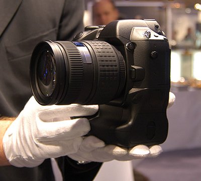 Olympus / Kodak's Four Thirds System digital camera mockup. By permission of LetsGoDigital, with modifications by Michael R. Tomkins. Click for a bigger picture!