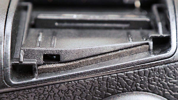 Canon EOS R Review -- extreme close-up of memory card compartment door edge.
