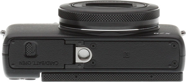 Canon G7 X review -- Bottom view
