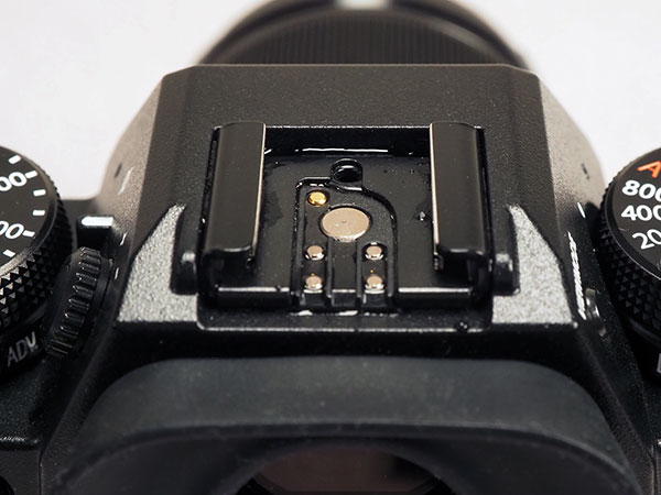 Canon EOS R Review -- extreme close-up of memory card compartment door hinge.