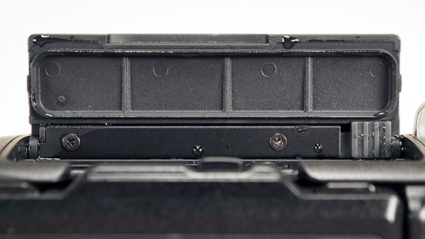 Canon EOS R Review -- extreme close-up of memory card compartment door edge.