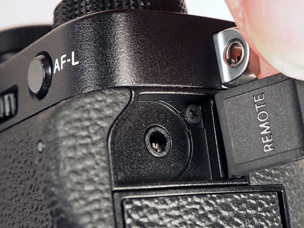 Canon EOS R Review -- extreme close-up of memory card compartment door hinge.
