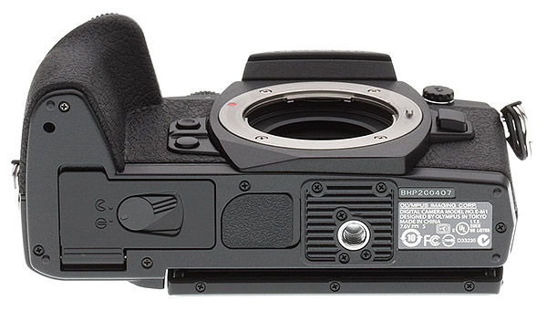 Olympus E-M1 Review - Bottom view