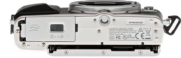 Olympus E-PL7 review -- bottom view