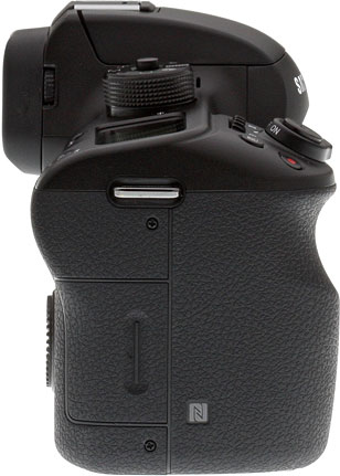 Samsung NX1 review -- right view