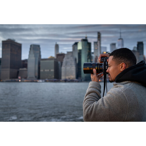 A person using a camera with the otus 85mm