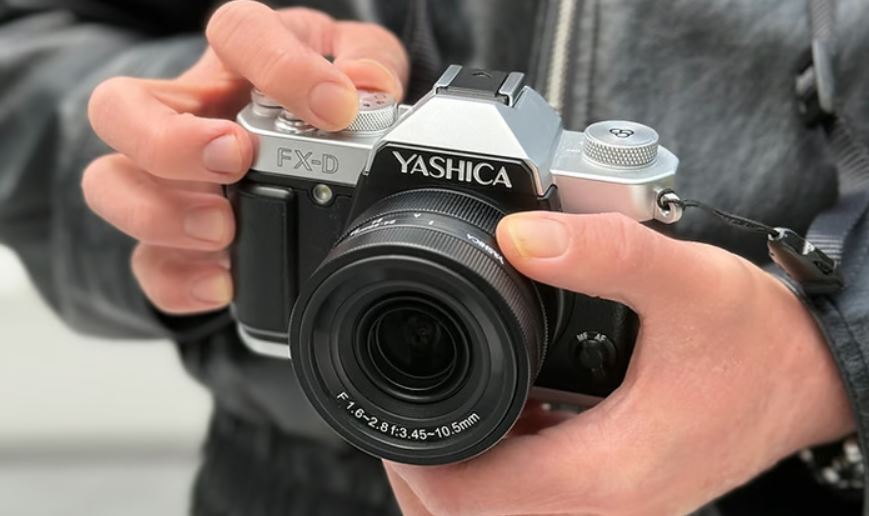 Yashica FX-D 100 with zoom lens. 